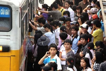 'Man kich' moc do tren xe buyt cua 2 ga trai hinh anh