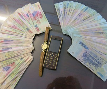 Nguoi phu nu bi cuop 100 trieu giua canh dong hinh anh