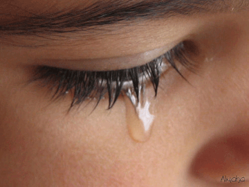 Nguoi me tre co doc chon cong duong hinh anh
