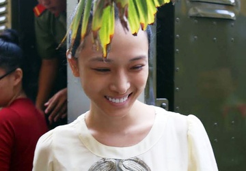 Hoa hau Phuong Nga cuoi tuoi truoc khi vao xet xu hinh anh