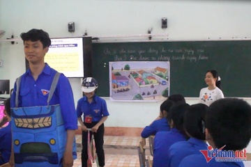 Co giao dua hanh vi ro ga, net po xe may vao tiet Hoa hoc hinh anh