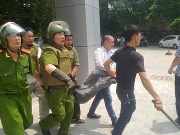 Giai cuu nu cong nhan khoi luoi keo ke ngao da hinh anh