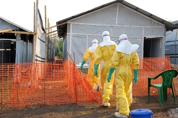 Trieu tap them 2 vo chong tung tin VN co nguoi nhiem Ebola hinh anh
