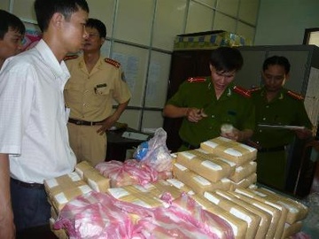 Tom gon nguoi phu nu di taxi mang nhieu ma tuy hinh anh