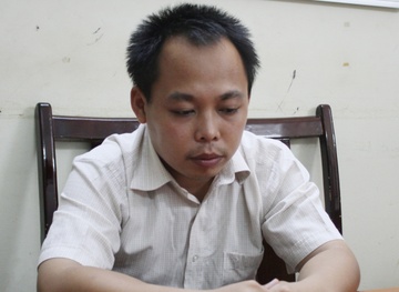 Ke khong che con tin mua sung va 100 vien dan de di cuop hinh anh