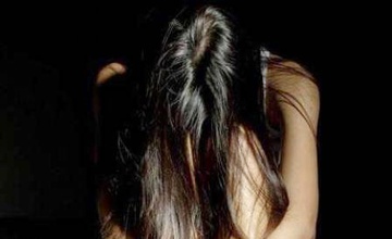 Cuu thieu nu 13 tuoi sap bi ban vao o mai dam hinh anh