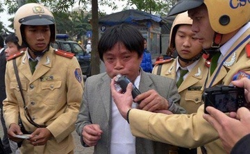 Cong an se manh tay xu ly nguoi uong ruou bia lai xe dip Tet hinh anh