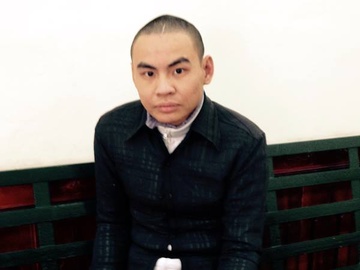 Lai taxi khoa cua nhot cuop trong xe hinh anh