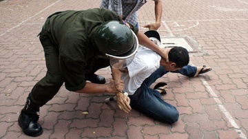 Ten cuop iPhone bi canh sat quat nga giua pho hinh anh