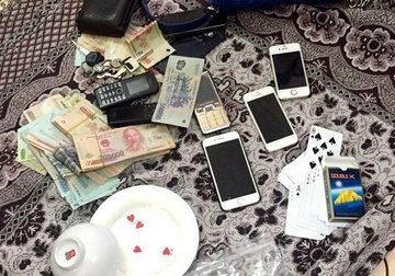 8 phu nu xoc dia trong ngoi nha lap camera hinh anh