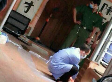Chong ho sat hai 'me vo', bat coc con trai nguoi tinh hinh anh