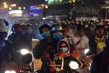 Un un tro ve Sai Gon, Ha Noi sau ky nghi Tet Duong lich hinh anh