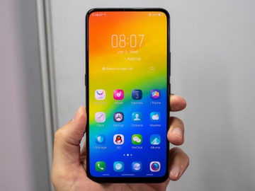 Smartphone vien mong hon iPhone X gia 700 USD hinh anh