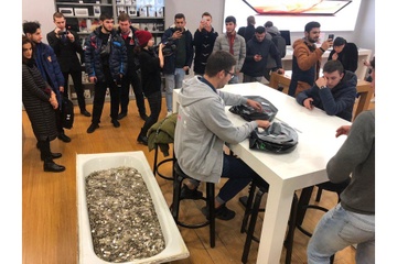 Nhom thanh nien Nga mang bon tam day tien xu mua iPhone XS hinh anh