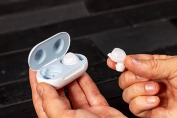 Samsung Galaxy Buds: Re ma hay hon AirPods, ho tro sac khong day hinh anh
