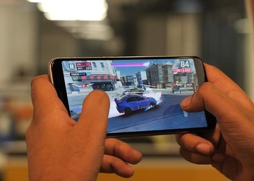Loat smartphone choi game tot, gia duoi 4 trieu tai VN hinh anh