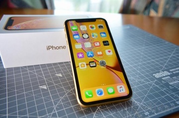 Bi nguoi Viet hat hui, iPhone 8 va XR ban 'dat nhu tom tuoi' o My hinh anh