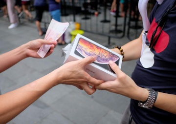 Nguoi Viet nen di Singapore mua iPhone 11 du gia o Hong Kong re hon hinh anh