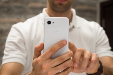 Vi sao smartphone tam trung hap dan hon may cao cap? hinh anh
