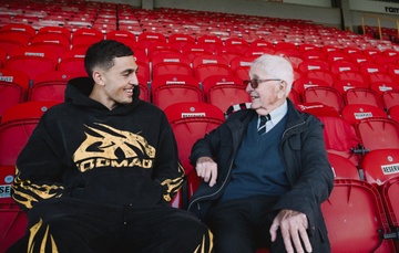 CDV 96 tuoi xuc dong khi duoc xem lai MU sau 77 nam hinh anh