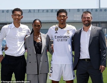 Cha cua Bellingham tuc gian vi con trai bi thay khoi san hinh anh