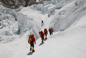 Nguoi Viet ke gian truan tren duong chinh phuc dinh Everest hinh anh