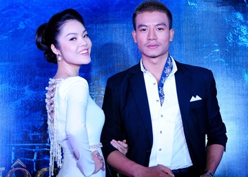 Duong Cam Lynh tay trong tay voi chang Thach Sanh 9X hinh anh