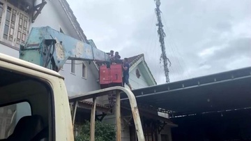 Giai cuu mot thanh nien dung hon 7 gio tren noc nha cao tang hinh anh