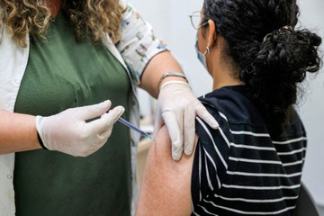 Israel tiem mui vaccine Pfizer thu 3 cho dan hinh anh