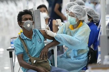 CEO BioNTech: Chua can mui vaccine thu 3 hinh anh