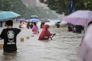 Thu tuong gui dien tham hoi mua lu o Trung Quoc hinh anh