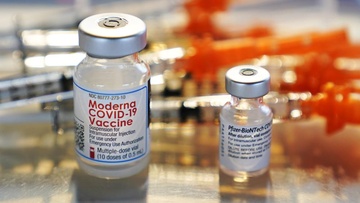 Nhung nguoi noi doi de tiem trai phep mui vaccine thu ba o My hinh anh
