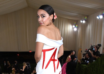 Chiec vay gay tranh cai tren tham do Met Gala hinh anh