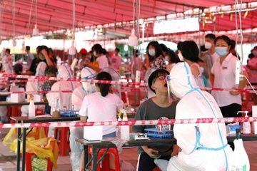 So ca mac Covid-19 trong cong dong o Trung Quoc tang vot hinh anh