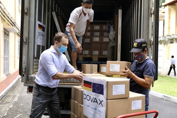 Hon 800.000 lieu vaccine Covid-19 do Duc ho tro ve den Viet Nam hinh anh
