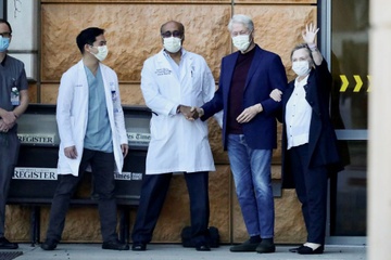 Cuu Tong thong Bill Clinton xuat vien hinh anh