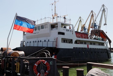 Tau cho 2.500 tan hang roi Mariupol, huong ve phia Nga hinh anh