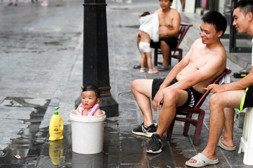 Dang sau lenh dong cua cac nha may o Tu Xuyen va Trung Khanh hinh anh