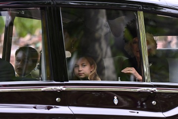Hoang tu George va Cong chua Charlotte xuat hien tai le tang nu hoang hinh anh