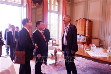 Truong Ban Tuyen giao Trung uong tham, lam viec tai Thuy Si va Ao hinh anh