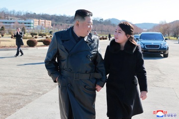 Con gai ong Kim Jong Un di dau lan song thoi trang o Trieu Tien hinh anh