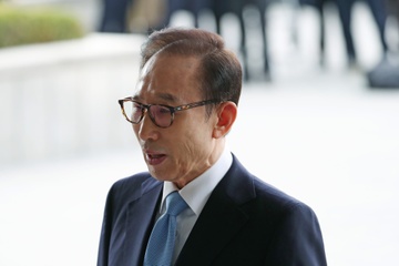 Cuu Tong thong Han Quoc Lee Myung Bak duoc an xa hinh anh