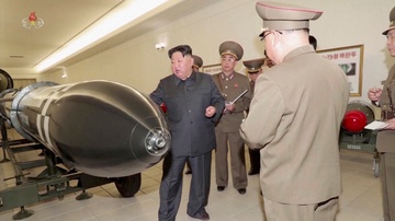 Dang sau buc anh ong Kim Jong Un ben dau dan hat nhan moi hinh anh