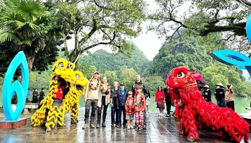 Du khach dau tien 'xong dat' Quang Binh hinh anh