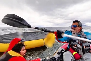 Nguoi cheo kayak ke lai khoanh khac bi ca voi nuot chung hinh anh