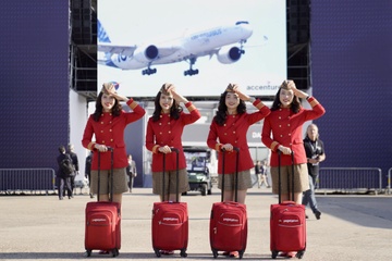 Tiep vien hang khong Vietjet noi bat giua Paris Air Show 2025 hinh anh