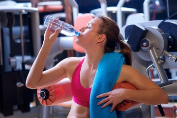 4 dieu can nho khi bo sung nuoc trong thoi gian tap gym hinh anh