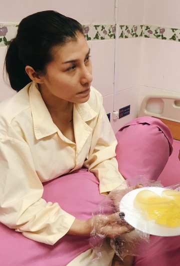 Ca si no tui nguc tren may bay anh 1