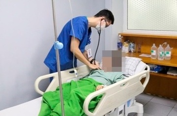 Nam thanh nien hon me sau do dien giat hinh anh