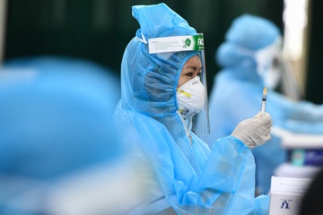 Nguoi bi xo gan co nen tiem vaccine Covid-19? hinh anh
